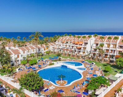 Parque Santiago 2 2 bedroom 3 bathroom duplex in the center of las americas, heated pool next to the ocean, 2 terraces close to the beach shops bars restaurants and golf courses. Town center and clubs close by.